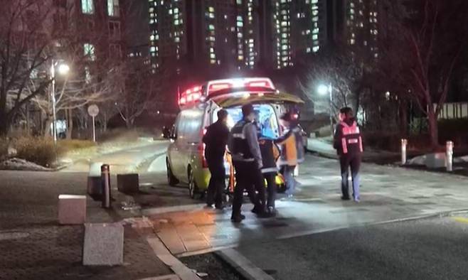 14일 저녁 경기 수원의 한 고층 아파트에서 승강기를 점검하던 20대 남성이 숨진 채 발견됐다. KBS1 뉴스 보도화면 캡처