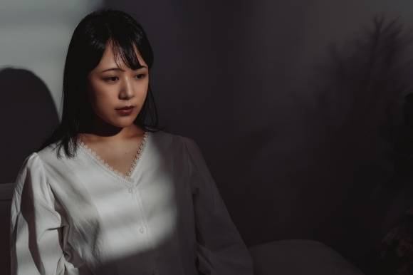 소설가 백온유는 최근 ‘젊은작가상’ 대상을 받은 작품 ‘반의반의 반’을 통해 우리의 모든 욕망을 채우기에는 턱없이 부족한 돈의 의미를 곱씹게 한다. 본인 제공