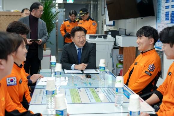 오영훈 지사가 16일 오후 연동119센터를 방문해 위급상황에서 신속한 응급구조로 소중한 생명을 지킨 구급대원 6명을 격려하고 대화를 나누고 있다. 제주도소방안전본부 제공