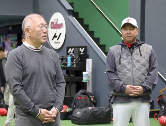 정의선(왼쪽) 현대차그룹 회장이 16일(현지시간) 미국 캘리포니아주 어바인 인근 ‘더 클럽하우스 베이스볼’을 찾아  KIA 타이거즈 선수들을 격려하고 있다. 정 회장 오른쪽은 이범호 KIA 타이거즈 감독.  현대차그룹 제공