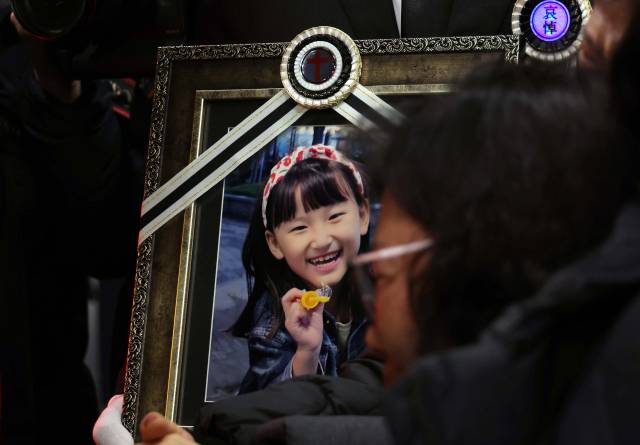 14일 故 김하늘 양 영정 사진을 앞세운 유가족들이 빈소를 나서고 있다. 연합뉴스