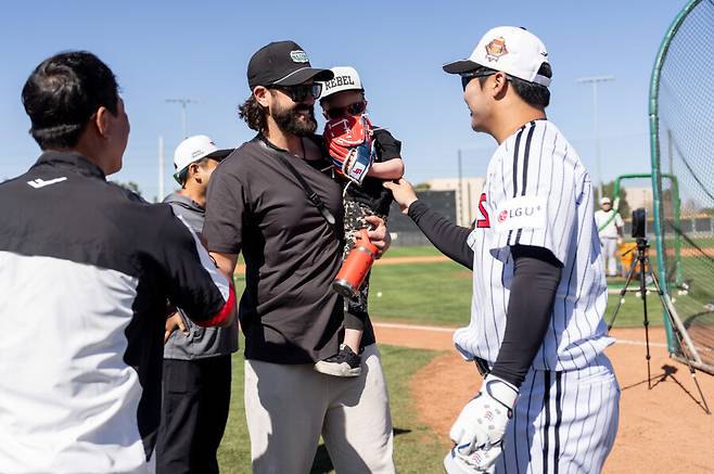 ▲ 16일 LG의 스프링캠프가 열리고 있는 미 애리조나주 스코츠데일에 깜짝 방문한 전 LG 투수 케이시 켈리. 켈리는 선수단을 놀라게 하기 위해 방문 일정을 비밀로 하고 깜짝 등장했다. ⓒLG 트윈스