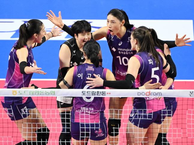 김연경(왼쪽에서 4번째)이 득점 후 동료들을 독려하고 있다. /사진=KOVO 제공