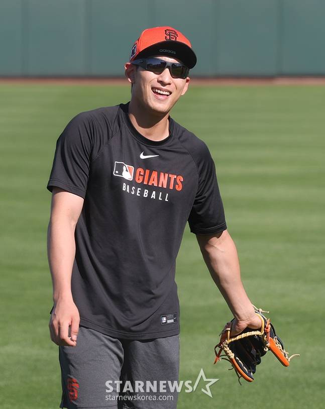 샌프란시스코 자이언즈(SFG) 선수단이 16일 미국 애리조나주 스코츠데일 스타디움에서 스프링캠프를 진행했다.  이정후가 캐치볼 훈련을 하고 있다. /사진=김진경 대기자