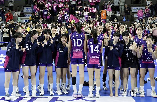 김연경(가운데 왼쪽)이 흥국생명 선수단, 팬들과 함께 기념촬영을 하고 있다. /사진=뉴시스