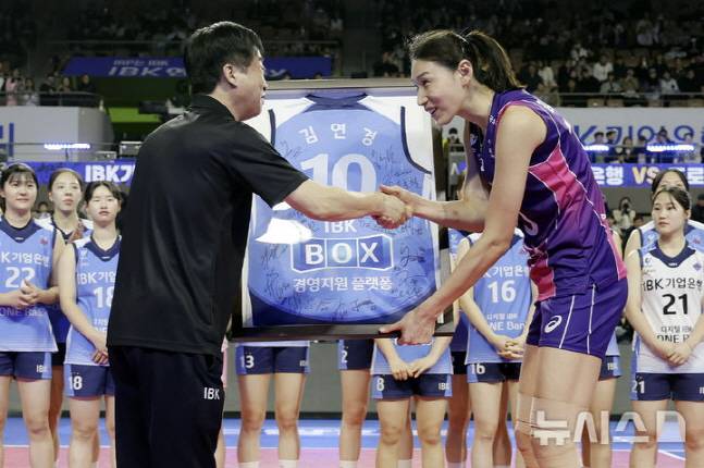 김호철 감독(왼쪽)이 김연경에게 선수단이 준비한 특별한 선물을 전달하고 있다. /사진=뉴시스