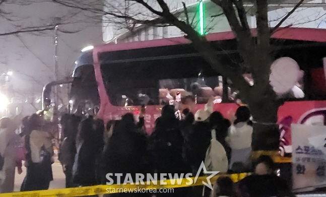 떠나가는 흥국생명 구단 버스 안에 김연경을 향해 손을 흔들며 인사를 하고 있는 팬들. /사진=안호근 기자
