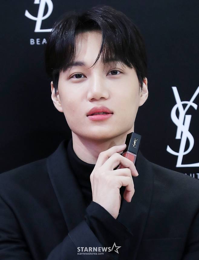 엑소 카이가 18일 오전 서울 중구 롯데백화점 본점에서 진행된 코스메틱 브랜드 입생로랑 '따뚜아쥬 꾸뛰르 벨벳 틴트' 출시 행사에 참석해 포즈를 취하고 있다. 2023.01.18