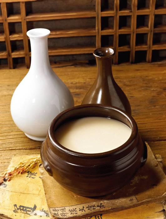 한국 막걸리는 서양에서 유래한 와인·맥주와는 발효법이 다르다. [GettyImages]