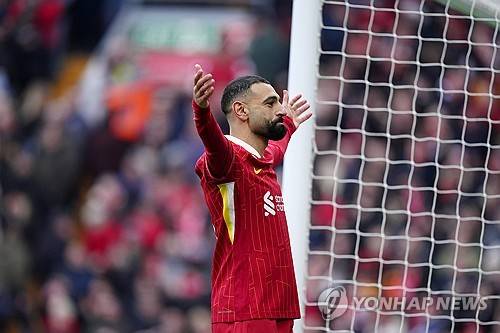 리버풀은 16일(한국시간) 영국 리버풀에 위치한 안필드에서 열린 울버햄튼 원더러스와의 2024-25시즌 프리미어리그 25라운드 홈경기에서 2-1 승리를 거뒀다. 이날 리버풀은 전반 15분 루이스 디아스의 선제골과 전반 37분 모하메드 살라의 추가골로 앞서갔다. 황희찬이 부상으로 결장한 울버햄튼은 후반 22분 마테우스 쿠냐의 만회골로 추격의 불씨를 살렸지만 동점골을 만들지 못했다. 연합뉴스