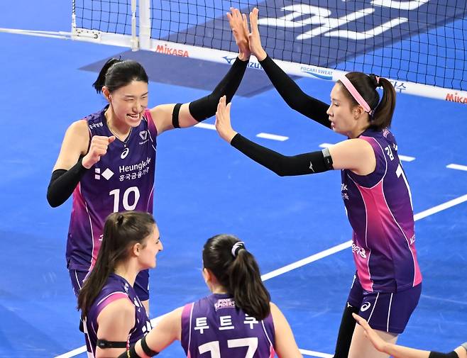 16일 오후 화성실내체육관에서 열린 도드람 2024-2025 V-리그 여자부 5라운드 IBK기업은행과 흥국생명의 경기, 흥국생명이 세트스코어 3:0(25-23 25-12 25-20)으로 승리하면서 9연승을 질주했다. 흥국생명 선수들이 득점 후 기뻐하고 있다. KOVO