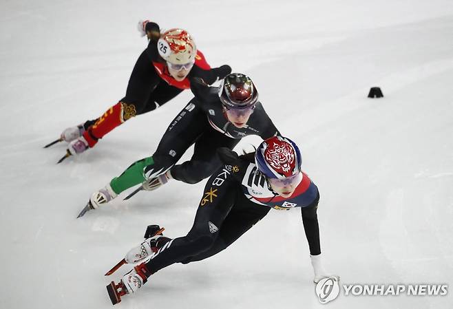 여자 1,500ｍ 준결승에서 질주하는 최민정 [로이터=연합뉴스]