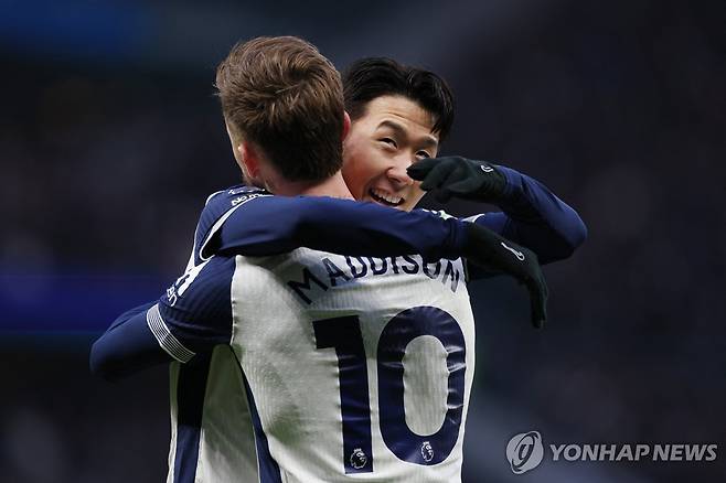 득점에 성공한 제임스 매디슨과 포옹하는 손흥민 [로이터=연합뉴스]