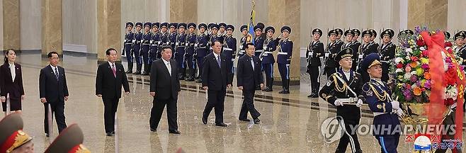 북한 김정은, 4년만에 김정일 생일에 금수산태양궁전 참배 (평양 조선중앙통신=연합뉴스) 김정은 북한 국무위원장이 지난 16일 4년만에 '광명성절'(김정일 생일, 2.16일)을 맞아 금수산태양궁전을 찾아 김일성ㆍ김정일 동상에 헌화하고 경의를 표했다고 조선중앙통신이 17일 보도했다. 이날 참배에는 박정천ㆍ리히용 당 비서, 노광철 국방상, 김재룡 당 부장, 김여정 당 부부장이 수행했다. 2025.2.17 
    [국내에서만 사용가능. 재배포 금지. For Use Only in the Republic of Korea. No Redistribution] nkphoto@yna.co.kr