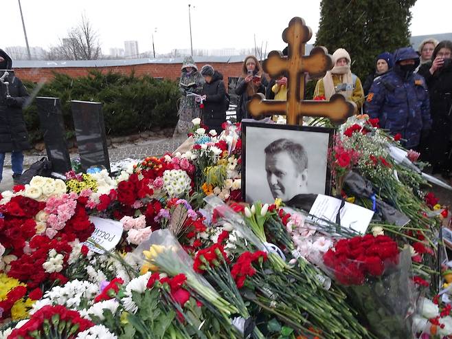 나발니 사망 1주기  (모스크바=연합뉴스) 최인영 특파원 = 16일(현지시간) 오후 러시아 모스크바 남동부 외곽에 있는 보리솝스코예 묘지에 있는 알렉세이 나발니의 묘. 러시아 야권 운동가 나발니는 1년 전인 2024년 2월 16일 시베리아 교도소에서 옥중 의문사했다. 2025.2.17. abbie@yna.co.kr (끝)