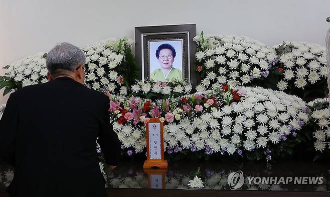 일본군 위안부 피해자 길원옥 할머니 별세 (인천=연합뉴스) 임순석 기자 = 일본군 위안부 피해자인 길원옥 할머니가 지난 16일 오후 향년 97세 일기로 별세했다. 17일 인천 연수구 인천적십자병원 장례식장에 일본군 위안부 피해자인 길원옥 할머니 빈소가 마련돼 있다. 2025.2.17 soonseok02@yna.co.kr