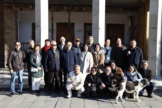 스탈린 고향 고리 찾은 러시아·CIS한인회총연합회 관계자들 (고리[조지아]=연합뉴스) 성도현 기자 = 러시아 및 독립국가연합(CIS) 지역 전현직 한인회장 등으로 구성된 러시아·CIS한인회총연합회 관계자들이 16일(현지시간) 구소련 지도자 스탈린의 고향인 조지아 고리를 방문해 생가를 둘러본 뒤 기념 촬영을 하고 있다. 2025.2.17 raphael@yna.co.kr