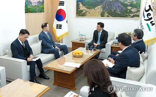 대한항공 측 만난 오영훈 제주지사 (제주=연합뉴스) 오영훈 제주지사(가운데)가 17일 제주도청 집무실에서 우기홍 대한항공 대표이사 부회장, 이수근 한국공항 대표이사 사장 등과 만나 제주 기점 항공편 확대 등에 관해 이야기하고 있다. 2025.2.17 [제주도 제공.재판매 및 DB 금지] koss@yna.co.kr