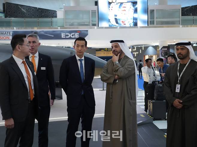 김동관 한화그룹 부회장(왼쪽 세 번째)이 17일 UAE 방위산업 전시회 IDEX 2025 현장에서 파이살 알 반나이 UAE 엣지 그룹 CEO와 대화하고 있다. (사진=한화)