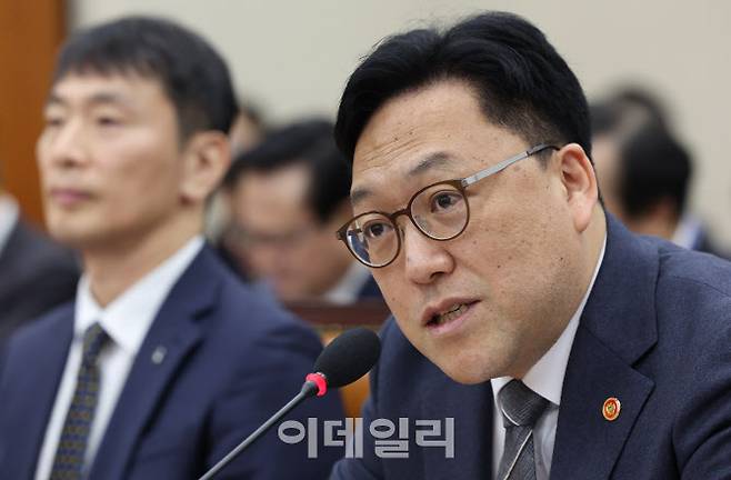 [이데일리 노진환 기자] 김병환 금융위원장이 18일 오전 서울 여의도 국회에서 열린 정무위원회 전체회의에 출석, 의원들의 질의에 답변하고 있다.