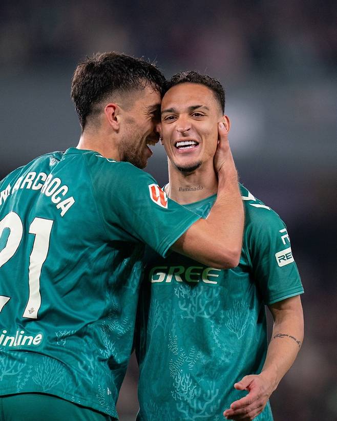 레알 베티스의 안토니(오른쪽)