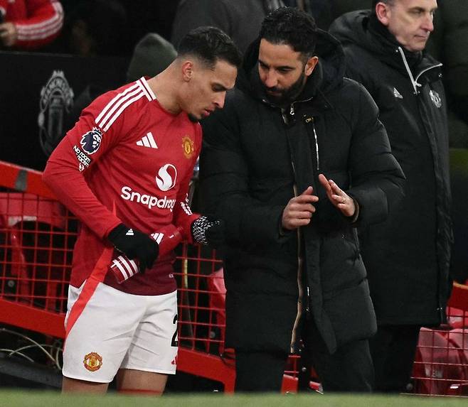 맨체스터 유나이티드의 후벵 아모림 감독(오른쪽)과 안토니