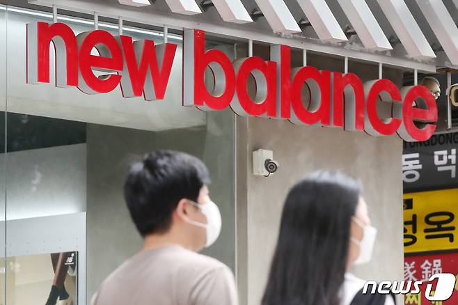 서울의 한 뉴발란스 매장 앞으로 시민들이 오가고 있다. 2022.8.15/뉴스1 ⓒ News1 민경석 기자