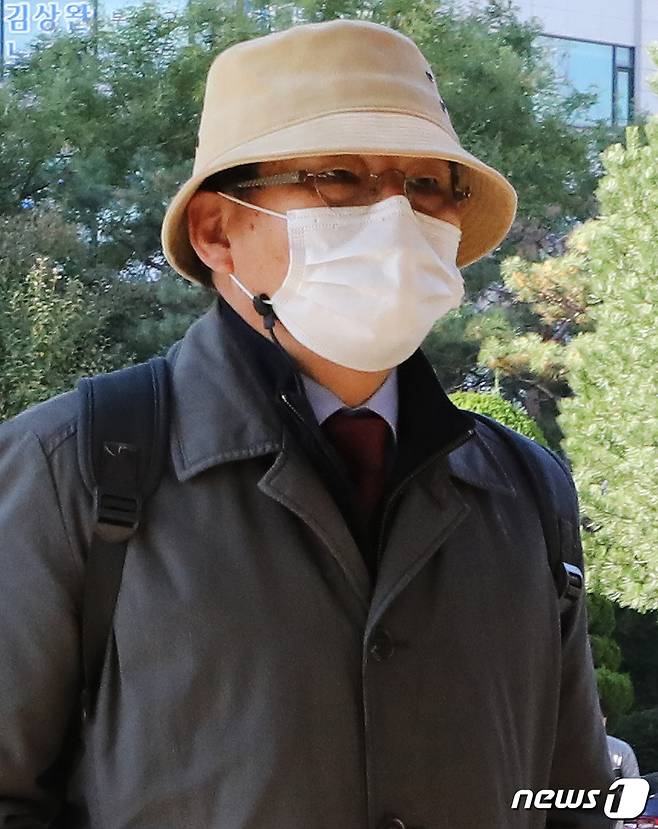 차명진 전 의원이 23일 오전 재판을 받기 위해 인천지법 부천지원에 들어서고 있다. 차 전 의원은 4·15 총선 중 세월호 유가족을 상대로 막말을 한 혐의로 재판에 넘겨졌다. 2020.10.23/뉴스1 ⓒ News1 정진욱 기자