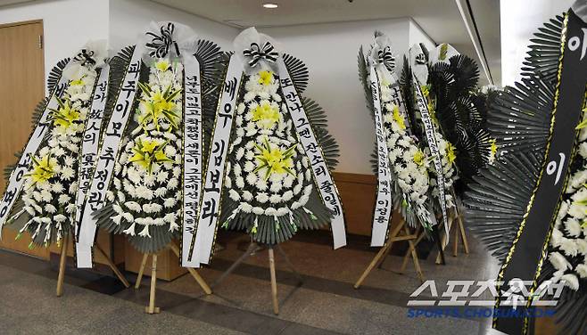 17일 서울 송파구 서울아산병원 장례식장에 배우 김새론의 빈소가 마련됐다. 장례식장에 도착한 동료들의 추모 조화. <사진=사진공동취재단>