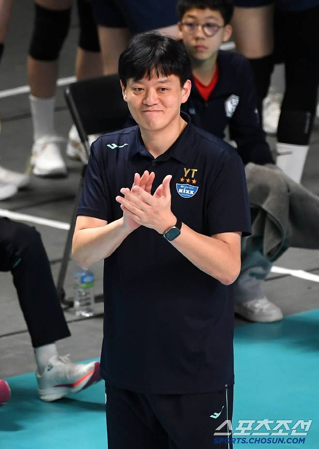 18일 장충체육관에서 열린 V리그 GS칼텍스와 현대건설의 경기. GS칼텍스 이영택 감독이 경기를 지켜보고 있다. 장충=박재만 기자 pjm@sportschosun.com/2025.01.18/