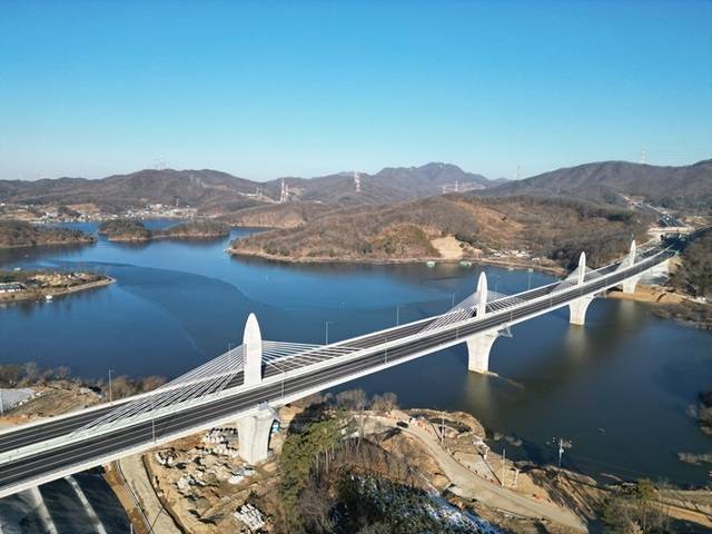 동부건설은 '고속국도 제29호 세종-포천선(안성~구리) 건설공사 제3공구' 현장이 준공 시공평가에서 만점(100점)에 가까운 점수를 받으며 준공했다고 18일 밝혔다. 사진은 동부건설이 시공한 세종-포천선(안성~구리) 건설공사 제3공구 (고삼교). /동부건설