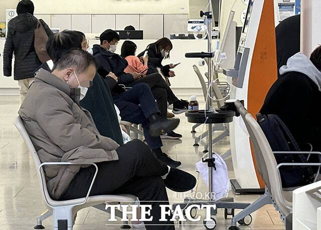 병원 노동자들의 건강도 악화되는 것으로 나타났다. '전공의 이탈 사태로 어느 정도 스트레스를 경험하고 있는가'라는 질문에 응답자 802명 중 46.2%는 '그렇다 또는 매우 그렇다'라고 대답했다. /서예원 기자