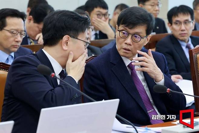 이창용 한국은행 총재(사진 오른쪽)와 김범석 기재부 1차관이 18일 국회에서 열린 기획재정위원회 전체회의에 참석해 대화하고 있다.
