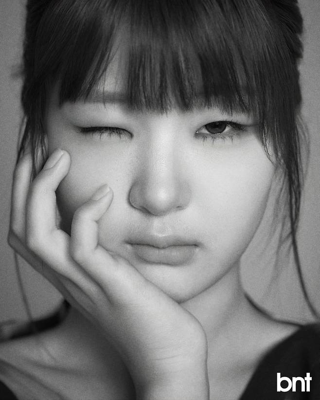 그래픽 호피 톱은 오스카마이크 제품.