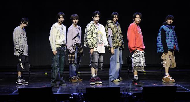 그룹 킥플립(KickFlip)이 지난달 20일 오후 서울 광진구 광장동 예스24 라이브홀에서 가진 첫 번째 미니앨범 'Flip it, Kick it!' 발매 기념 쇼케이스에서 신곡을 선보이고 있다. /뉴스1