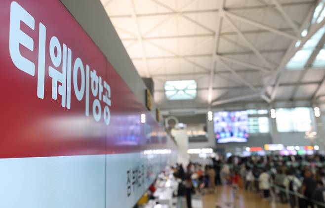 대명소노그룹이 티웨이항공 경영권 인수를 추진 중인 가운데 인천공항 1터미널 티웨이 카운터에 관광객들이 발권을 위해 줄을 서 있다. /뉴스1
