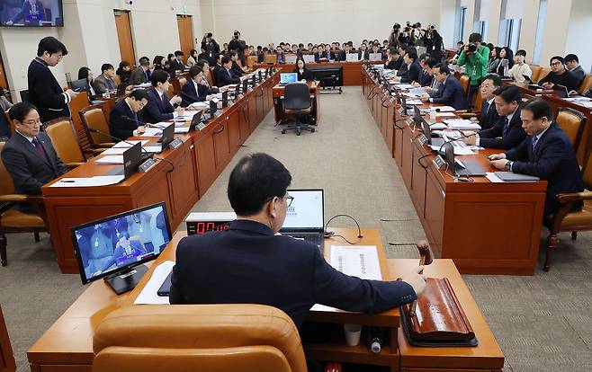 18일 국회에서 열린 기획재정위원회 전체회의에서 송언석 위원장이 의사봉을 두드리고 있다. /연합뉴스