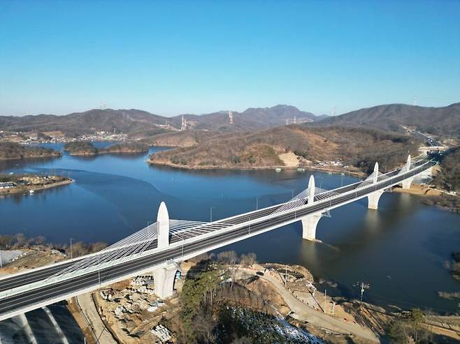 동부건설이 도로공사 분야 전문가의 역량을 발휘해 완벽에 가까운 시공으로 도로공사를 준공했다.ⓒ동부건설
