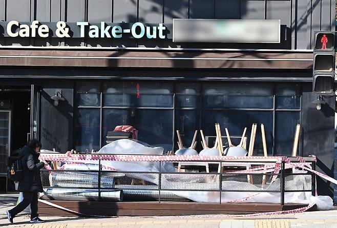 경기 침체와 계엄 등의 영향으로 인해 작년 4분기 카페 및 술집을 운영하는 소상공인이 가장 큰 타격을 받은 것으로 나타난 17일 경기도 수원시 한 폐업한 카페 매장 앞에 테이블과 의자 등이 쌓여 있다. 2025.02.17 수원=뉴시스