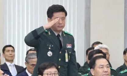 노상원 전 국군정보사령관이 현역 시절인 2016년 10월5일 오전 국회 국방위원회의 국방부 국정감사에 출석해 인사하고 있다. 이정우 선임기자 woo@hani.co.kr