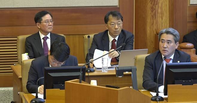 대통령 윤석열 탄핵심판 제9차 변론기일이었던 2025년 2월18일, 윤석열 쪽 변호인들이 발언하고 있다. 헌법재판소 영상 갈무리