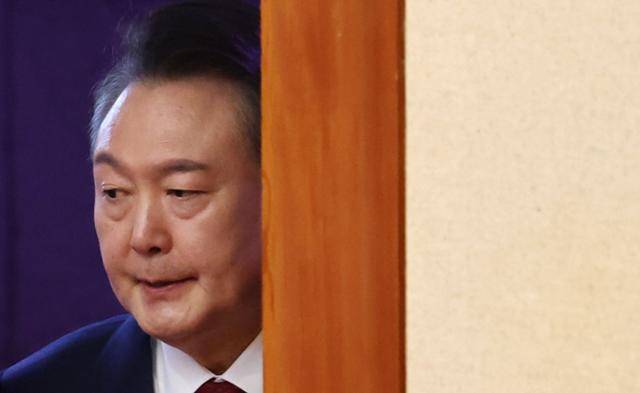 윤석열 대통령이 13일 서울 종로구 헌법재판소에서 열린 탄핵심판 8차 변론에 출석하기 위해 대심판정에 들어서고 있다. 연합뉴스
