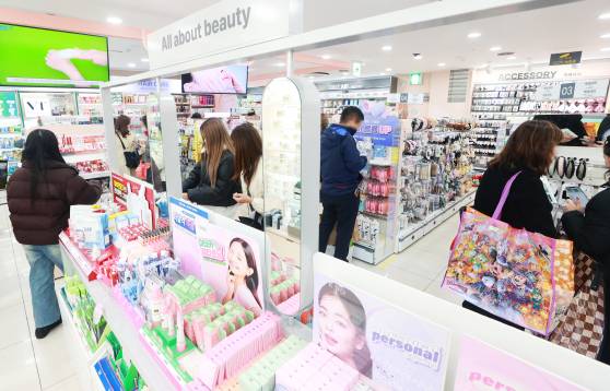 지난해 11월 서울 중구 다이소 명동역점에서 고객들이 화장품을 고르고 있다. 연합뉴스
