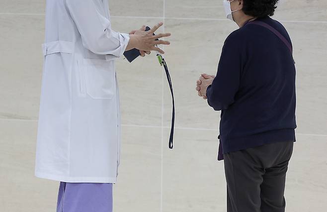 한 대학병원 수술실 앞에서 보호자가 의사에게 수술 경과를 듣고 있다. 연합뉴스