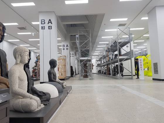 개방형 수장고로 설계 운영되고 있는 국립현대미술관 청주관. 1층 개방형 수장고에 미술작품들이 전시돼 있다. 중앙포토