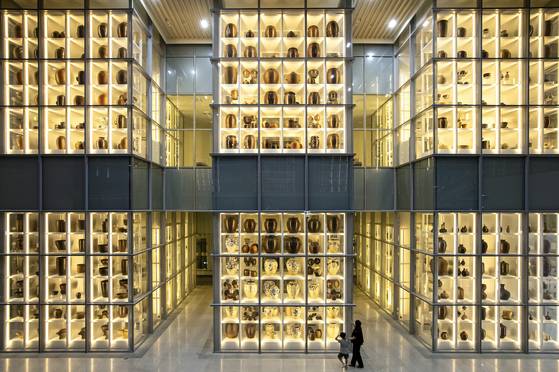 경기 파주에 위치한 '국립민속박물관 파주'의 모습. 개방형 수장고로 관람객이 수장고 내부를 체험할 수 있는 '열린 수장고'(7개)와 창문을 통한 '보이는 수장고'(3개)로 구성돼 있다. 중앙포토