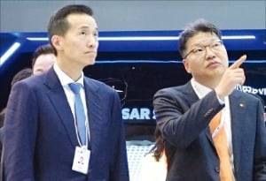 김동관 한화그룹 부회장(왼쪽)이 ﻿‘IDEX 2025’﻿에서 ﻿설명을 듣고 있다.  한화에어로스페이스 제공