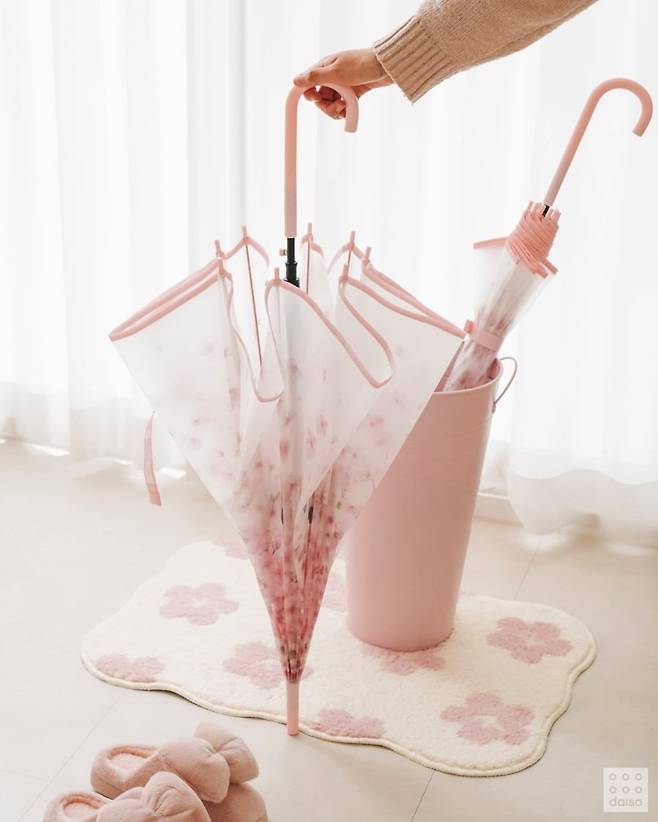 다이소가 봄봄 시리즈의 일환으로 출시한 '벚꽃 우산'. 2018년 인기를 끌었던 상품을 재단장해 선보인다. / 사진=다이소 제공