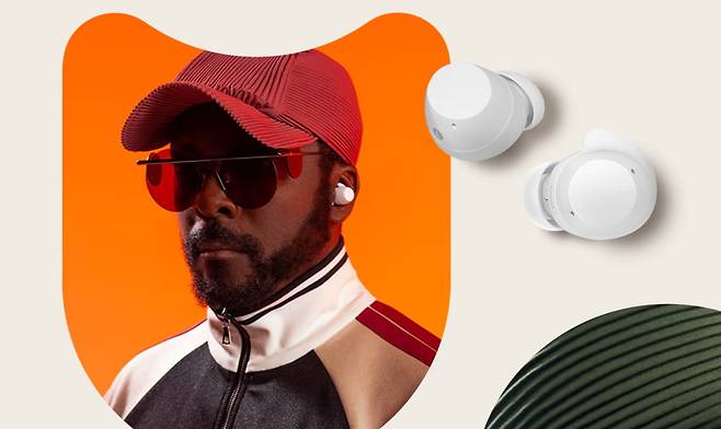 세계적 뮤지션 윌아이엠이 LG전자의 무선 이어폰 '엑스붐 버즈'를 착용하고 있다. 사진=LG전자 홈페이지 갈무리