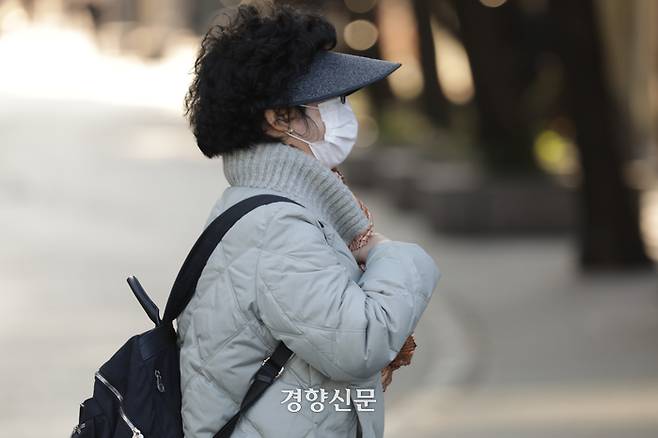서울 시내 아침 최저 기온이 5도까지 떨어지는 등 쌀쌀한 아침기온을 보인 지난해 11월5일 서울 종로구 송현녹지광장 근처에서 시민들이 두꺼운 옷차림으로 출근하고 있다. 정효진 기자